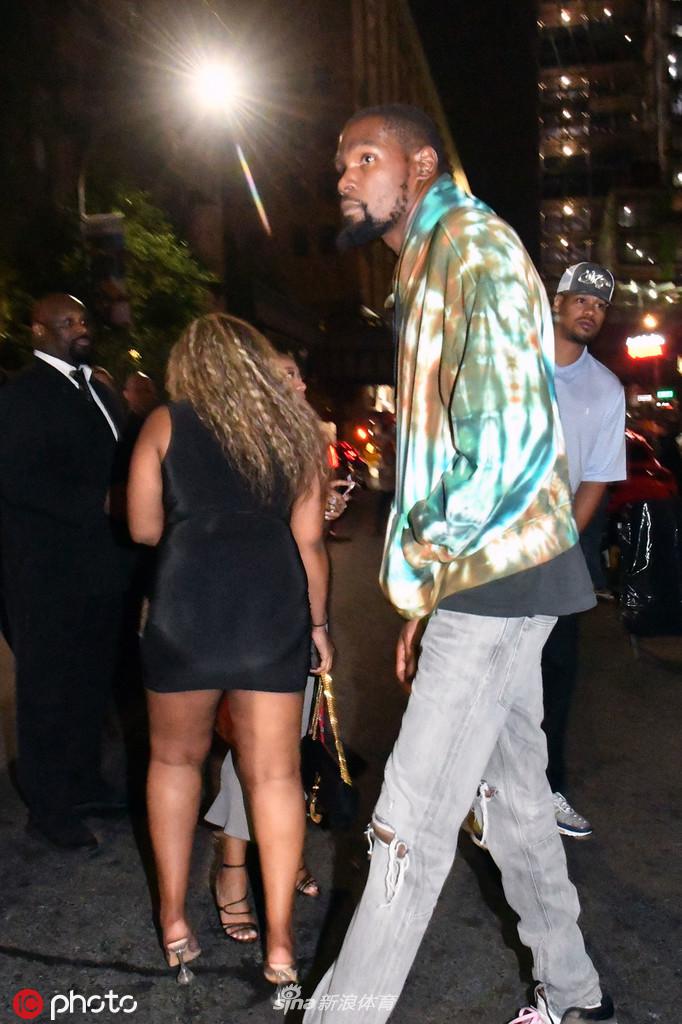 杜兰特现身纽约一家夜店