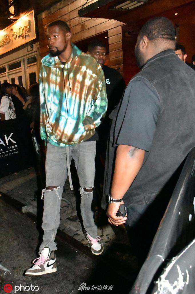 杜兰特现身纽约一家夜店
