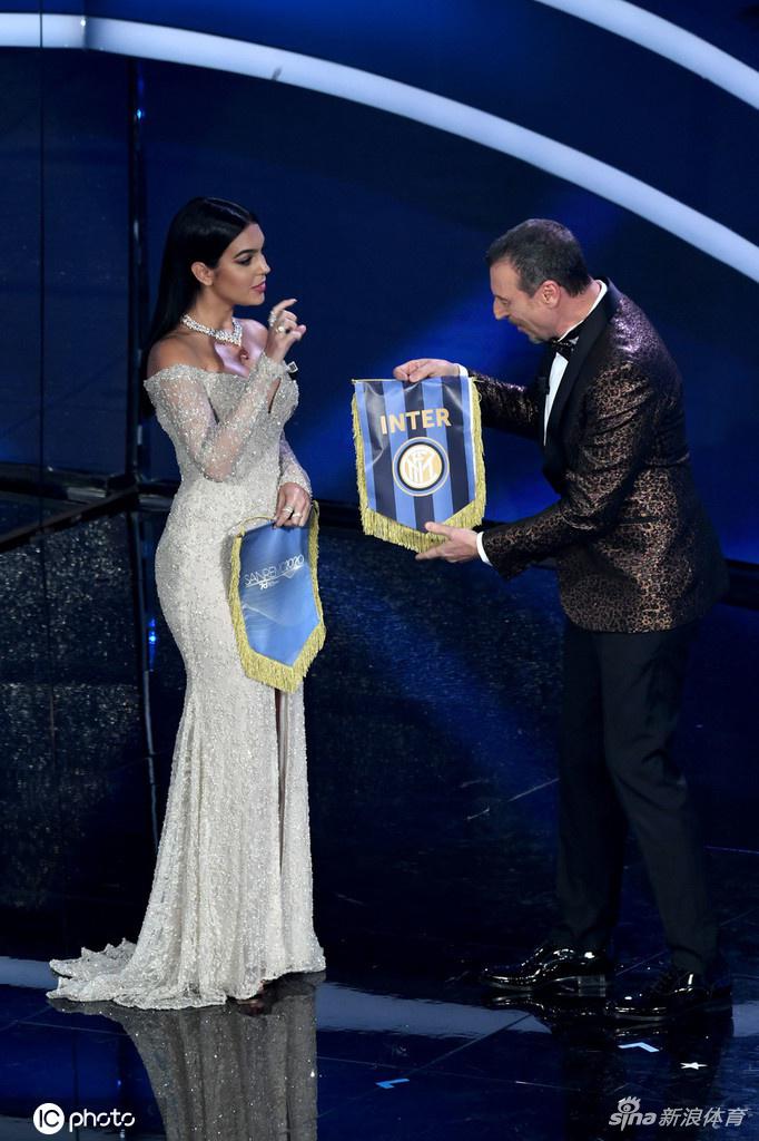 C罗女友火辣亮相音乐节 妖娆身材照亮全场