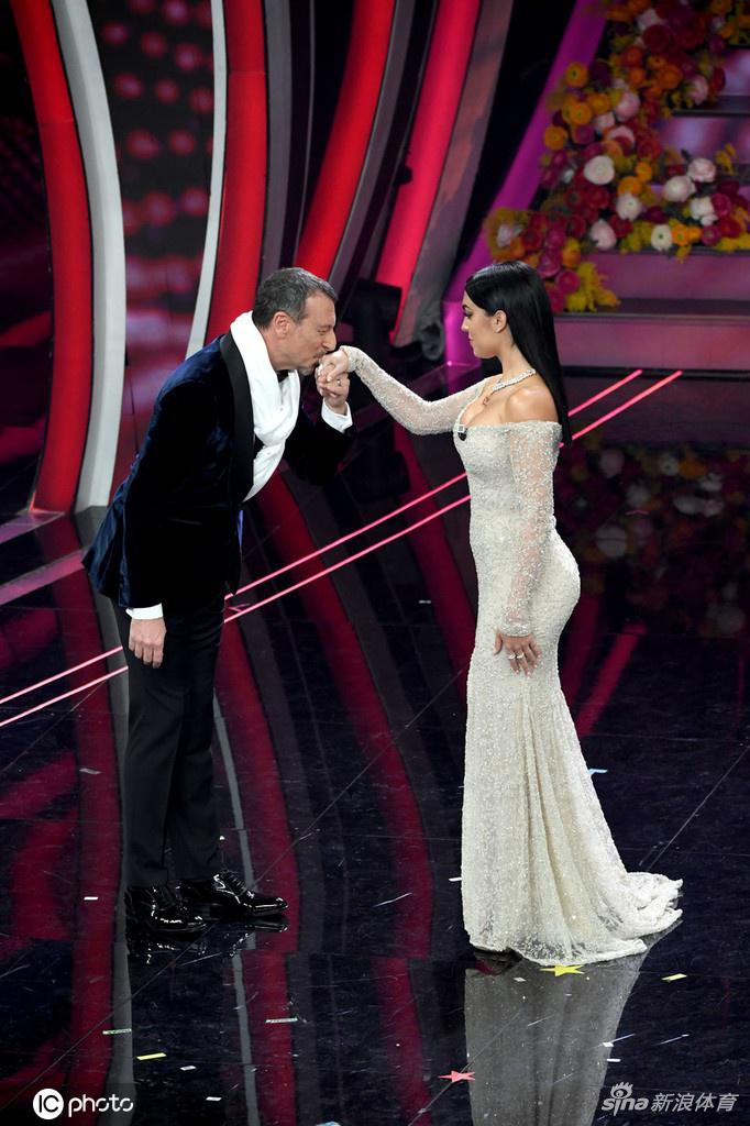 C罗女友火辣亮相音乐节 妖娆身材照亮全场