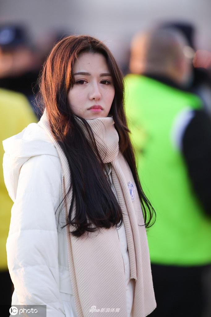 中超时尚美女球迷 时髦穿搭靓丽动人