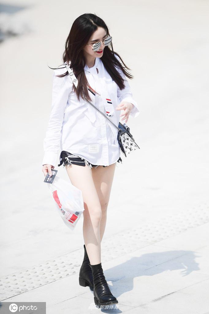 中超时尚美女球迷 时髦穿搭靓丽动人