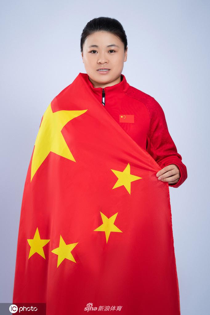 谌利军领衔 中国国家举重队拍摄爱国主题创意写真