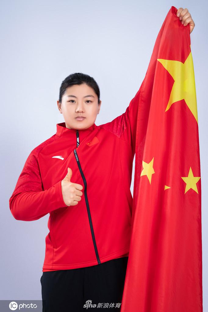 谌利军领衔 中国国家举重队拍摄爱国主题创意写真