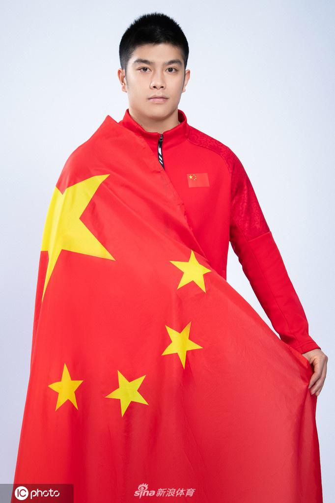 谌利军领衔 中国国家举重队拍摄爱国主题创意写真