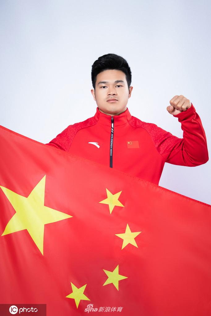 谌利军领衔 中国国家举重队拍摄爱国主题创意写真