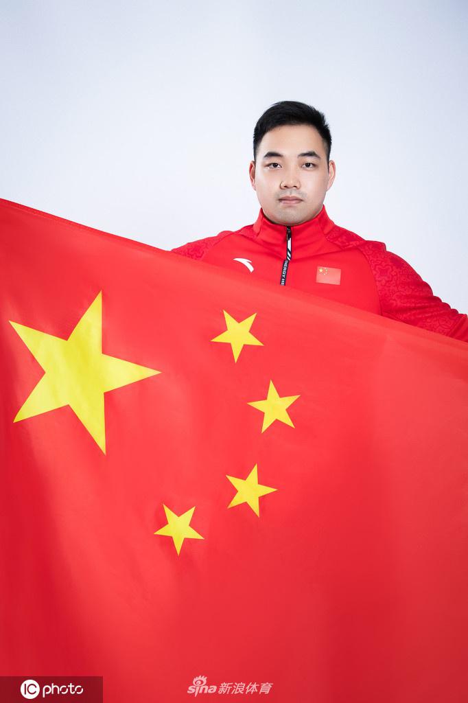 谌利军领衔 中国国家举重队拍摄爱国主题创意写真