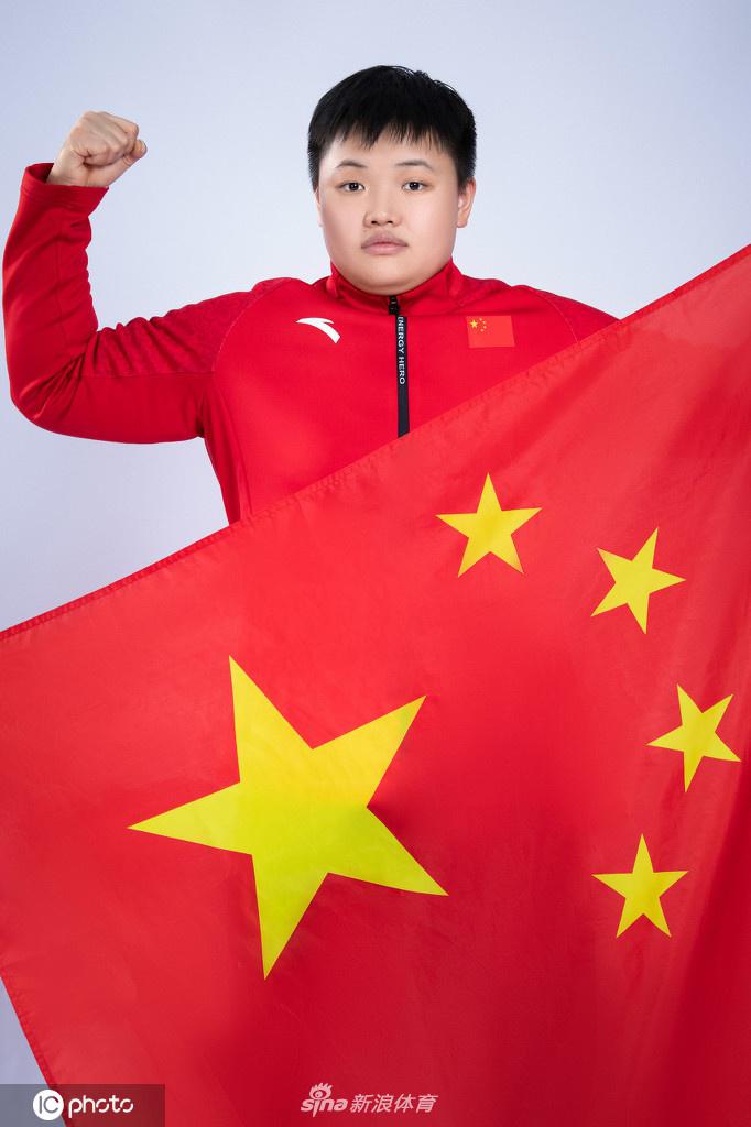 谌利军领衔 中国国家举重队拍摄爱国主题创意写真