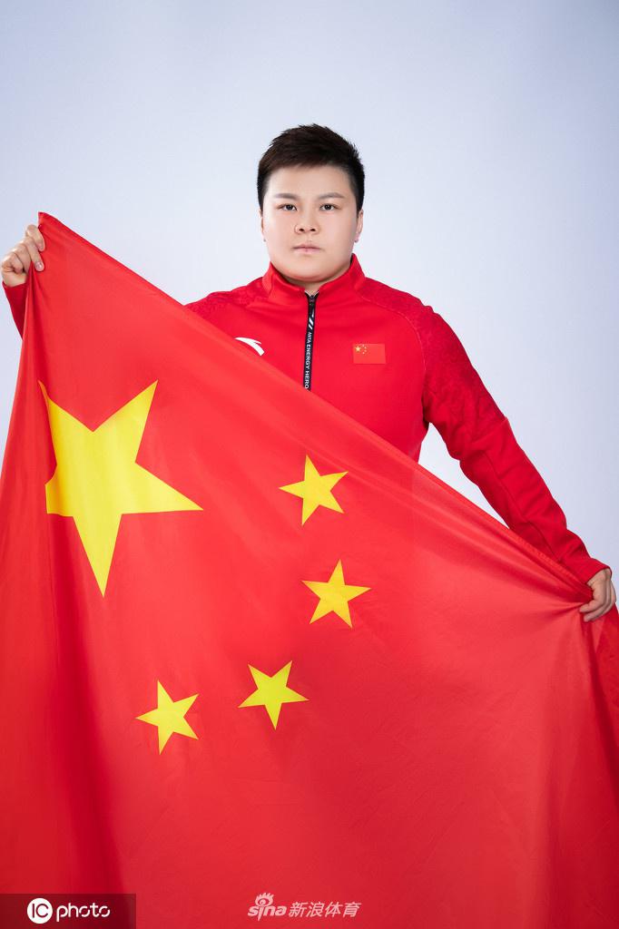 谌利军领衔 中国国家举重队拍摄爱国主题创意写真