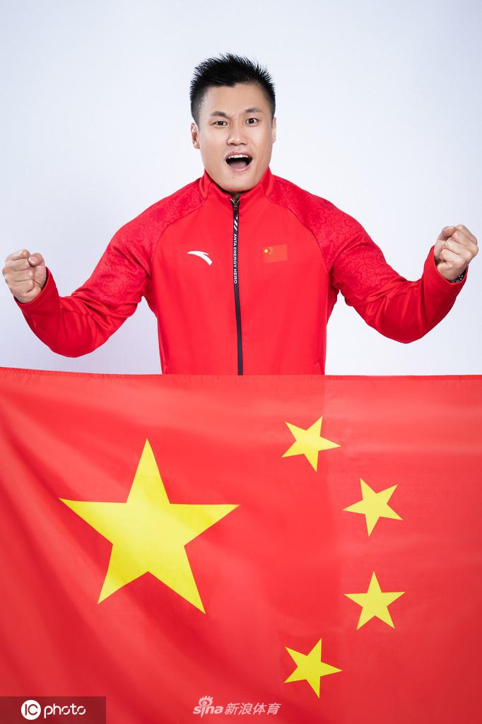 谌利军领衔 中国国家举重队拍摄爱国主题创意写真