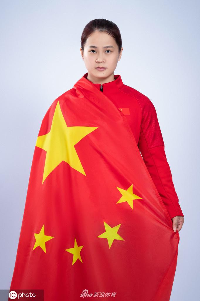 谌利军领衔 中国国家举重队拍摄爱国主题创意写真