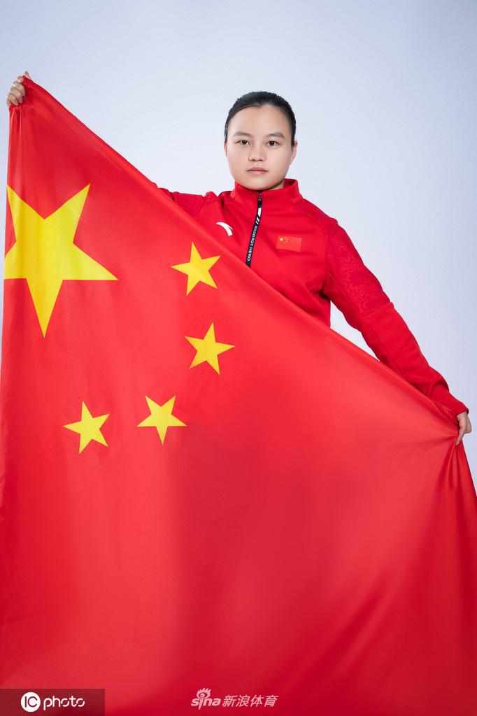 谌利军领衔 中国国家举重队拍摄爱国主题创意写真