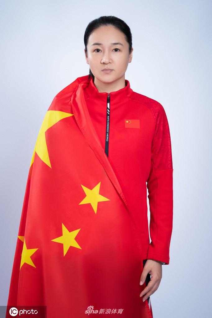 谌利军领衔 中国国家举重队拍摄爱国主题创意写真