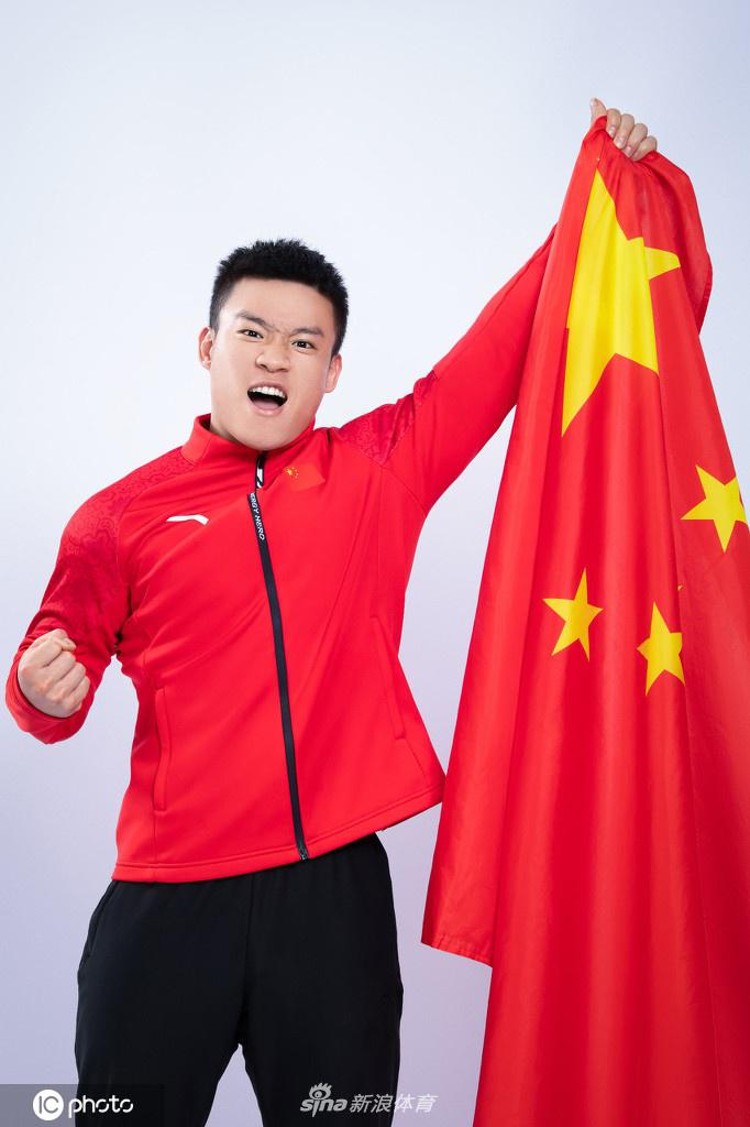 谌利军领衔 中国国家举重队拍摄爱国主题创意写真