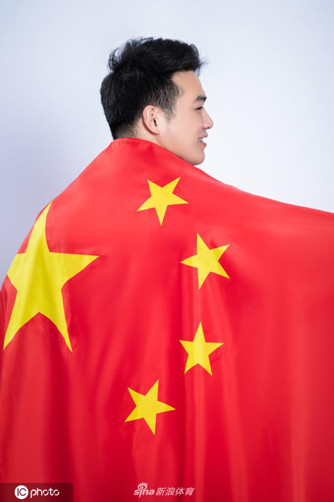 谌利军领衔 中国国家举重队拍摄爱国主题创意写真