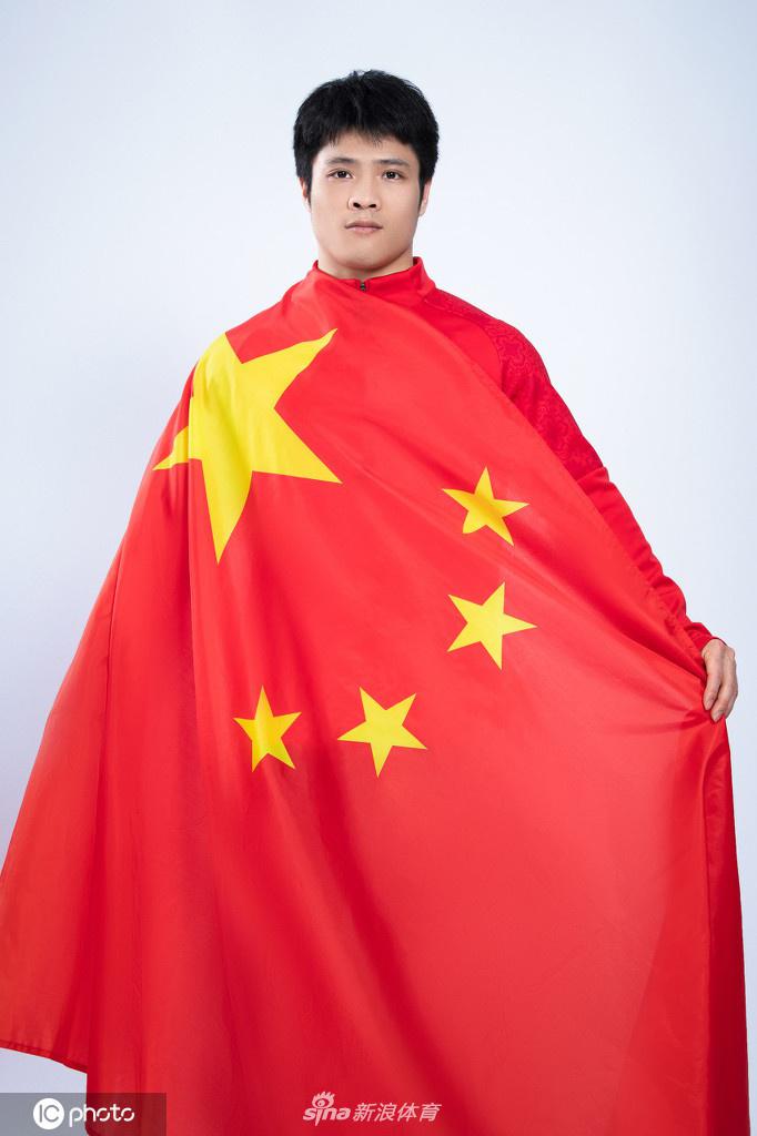 谌利军领衔 中国国家举重队拍摄爱国主题创意写真