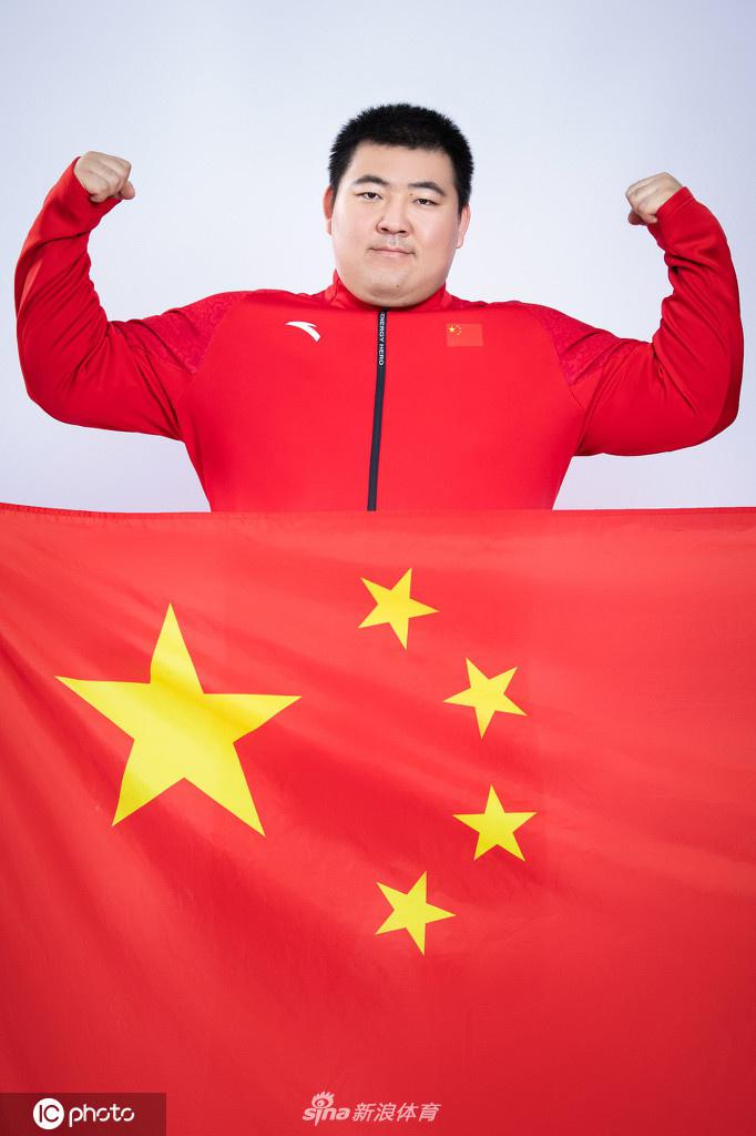 谌利军领衔 中国国家举重队拍摄爱国主题创意写真