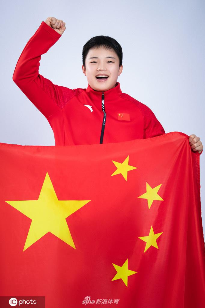 谌利军领衔 中国国家举重队拍摄爱国主题创意写真