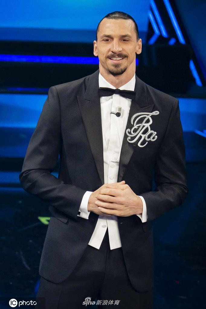 伊布亮相圣雷莫音乐节现场西装革履霸气侧漏