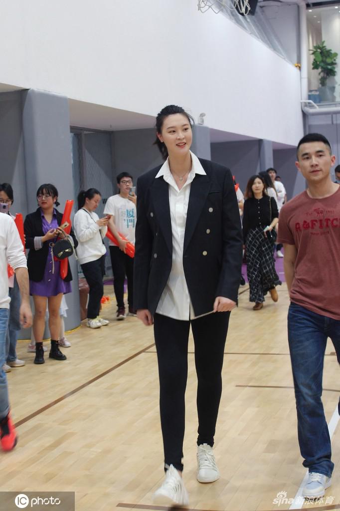 惠若琪怀孕后首次现身厦门 依旧元气满满