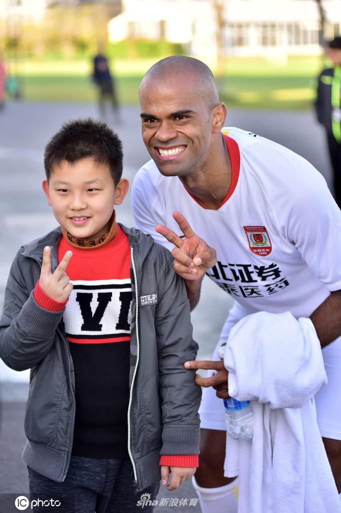 北京国安与长春亚泰结束热身赛后离开球场