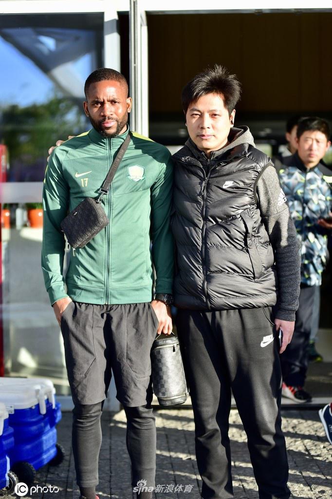 北京国安与长春亚泰结束热身赛后离开球场
