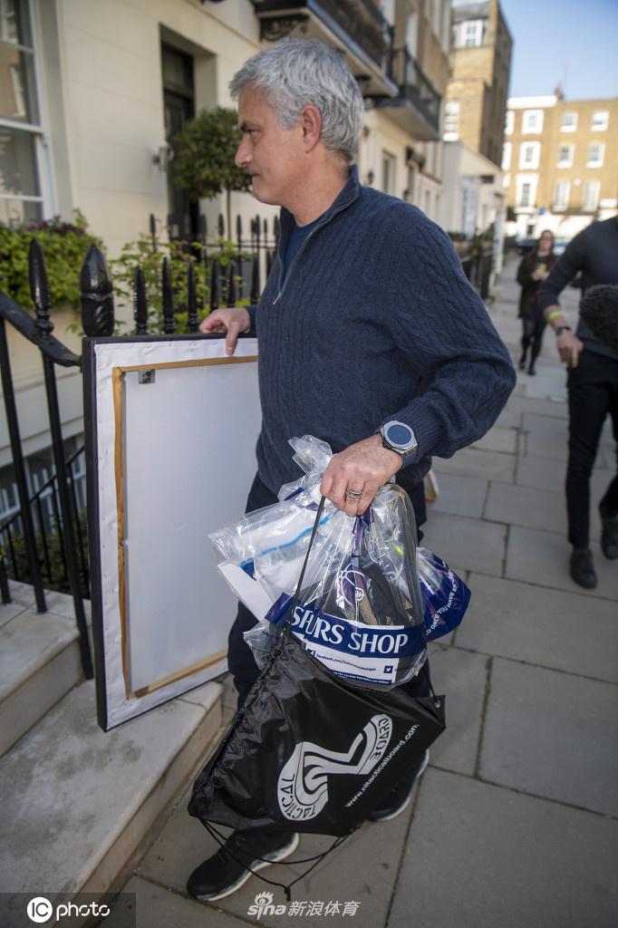 穆里尼奥下课后收拾行囊回家 随身携带生涯辉煌时刻照片