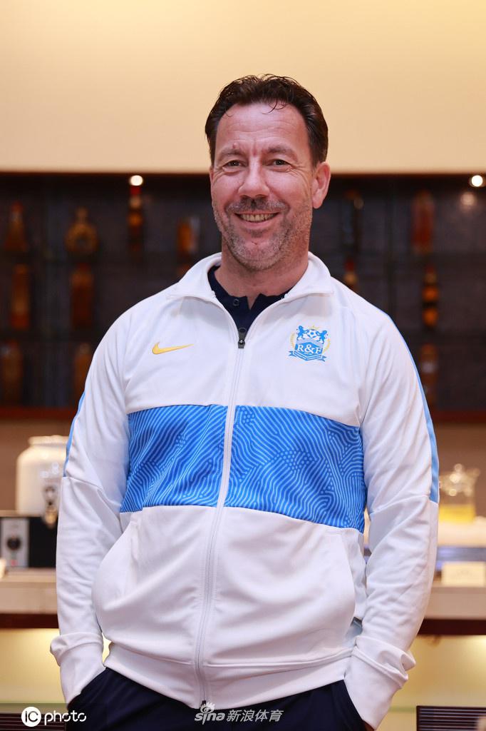 双喜临门 中超广州城为范加斯特与韩鹏飞庆生