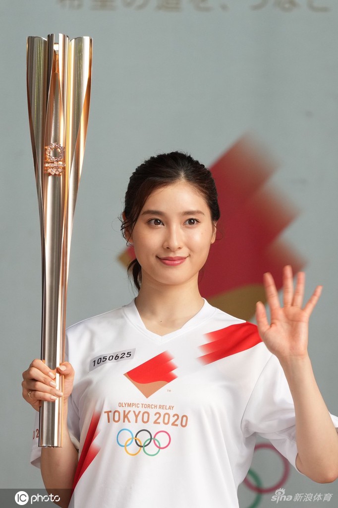 奥运火炬于东京传递第6日 女星土屋太凤参加传递