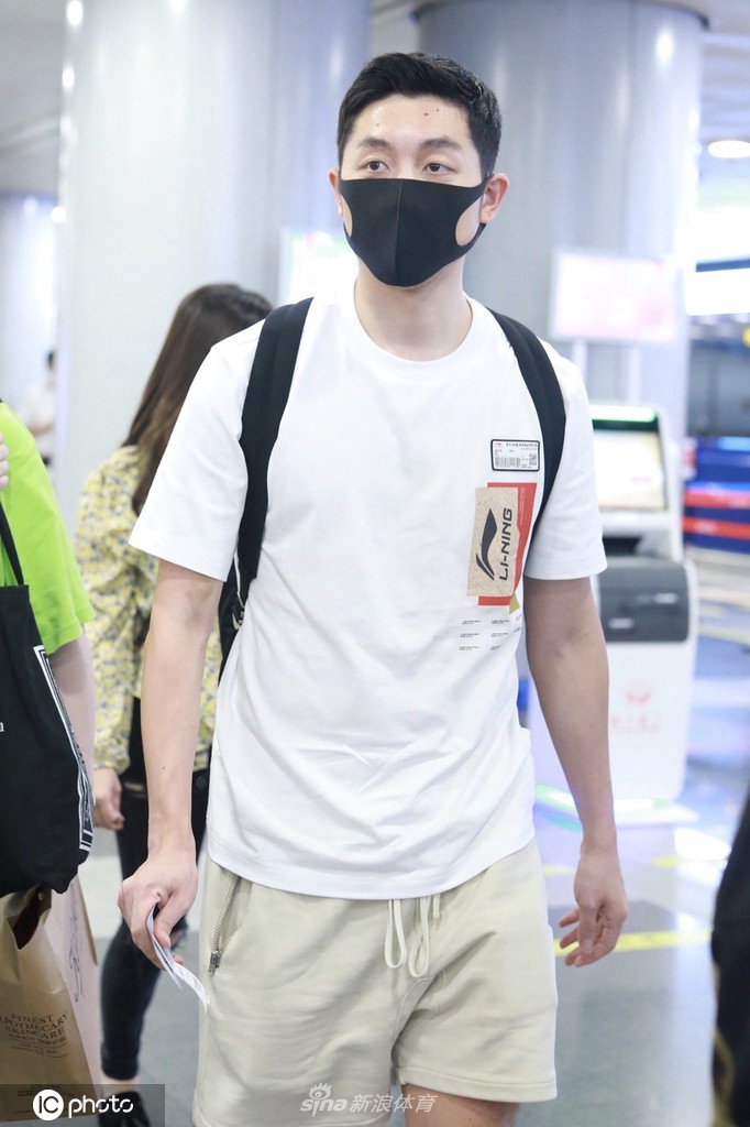 许昕结束隔离现身机场 开启短暂假期低调出行