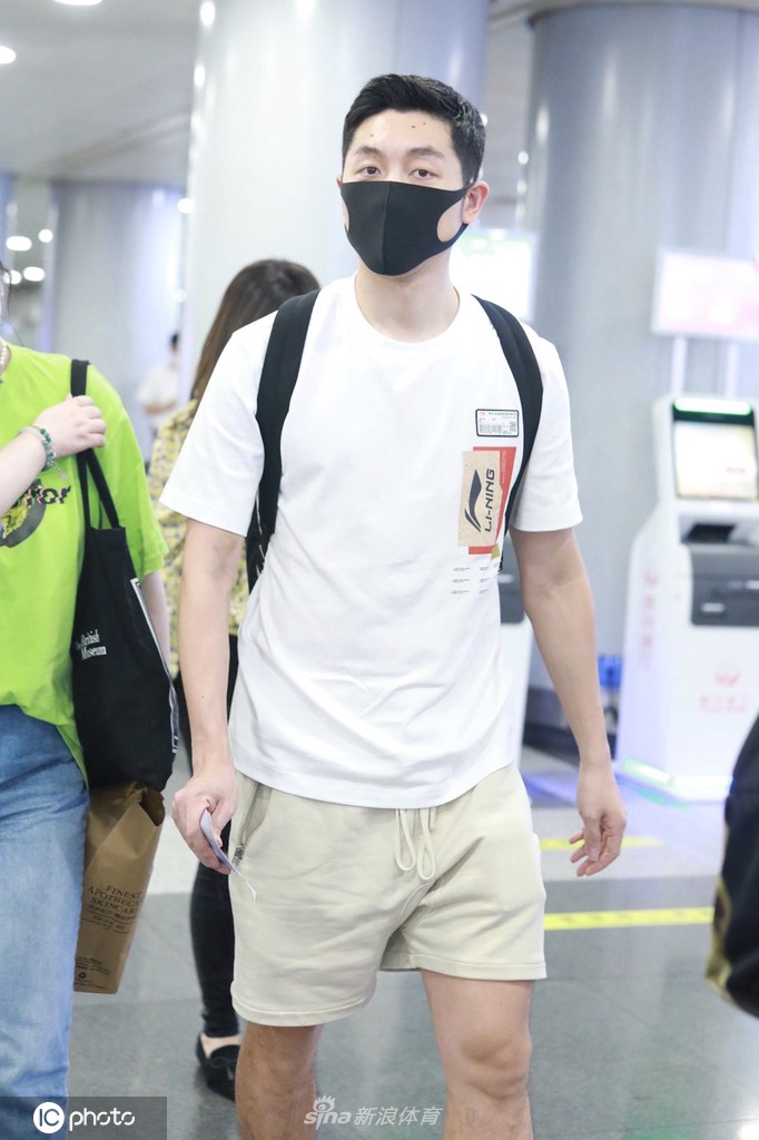 许昕结束隔离现身机场 开启短暂假期低调出行