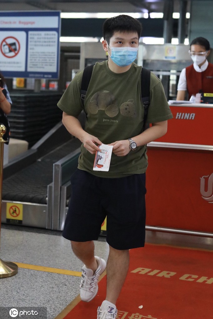 樊振东结束隔离现身机场 开启短暂假期低调出行