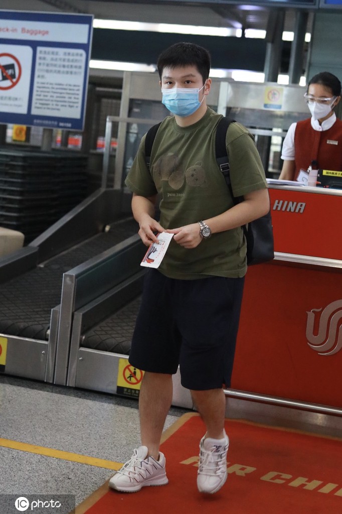 樊振东结束隔离现身机场 开启短暂假期低调出行