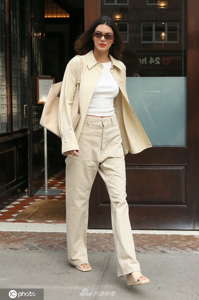 布克女友前往参加吉米今夜秀 穿着简约依旧难掩女性魅力