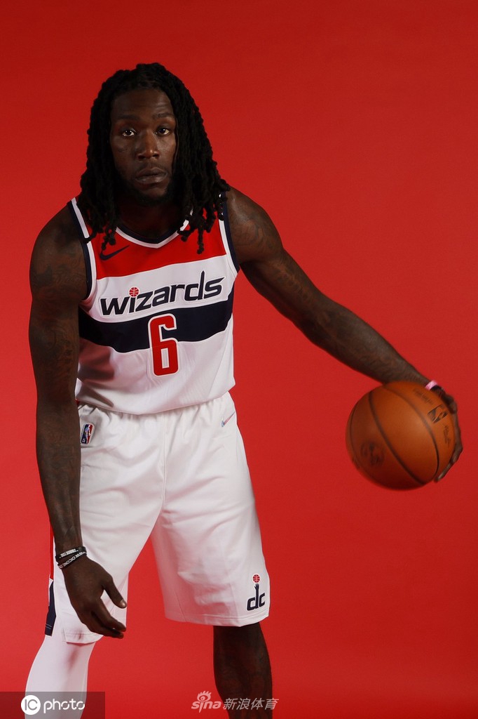 比尔引领奇才媒体日拍摄写真