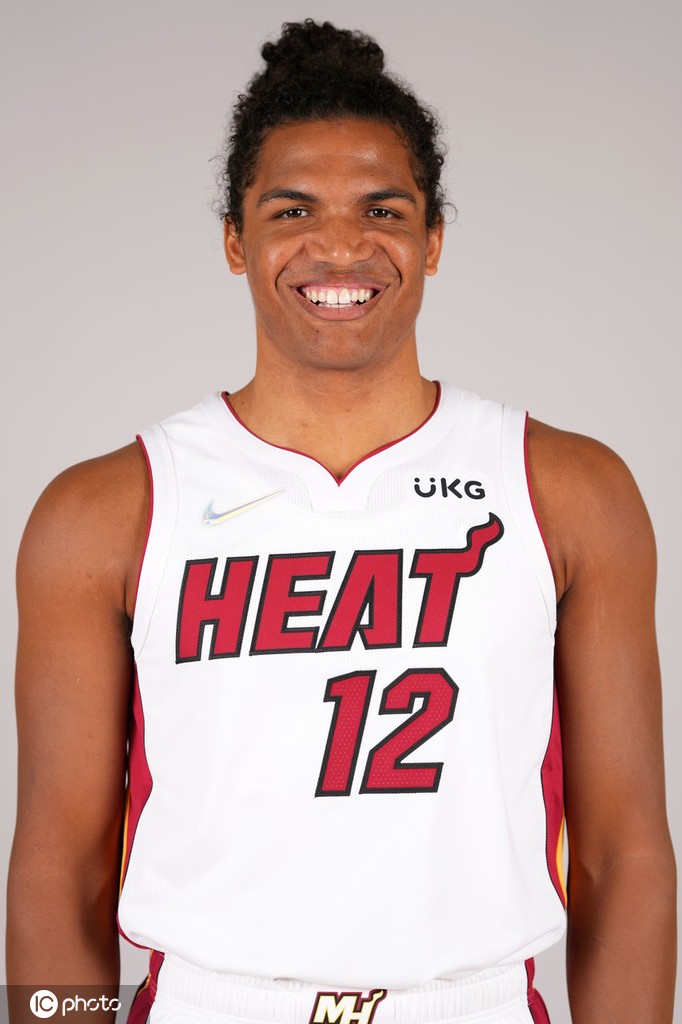 巴特勒引领热火众将拍摄写真