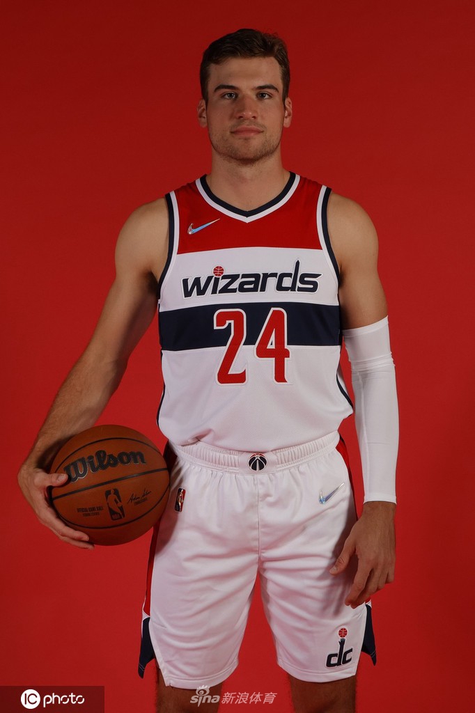 比尔引领奇才媒体日拍摄写真