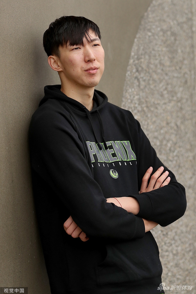 周琦为新东家拍摄新赛季写真