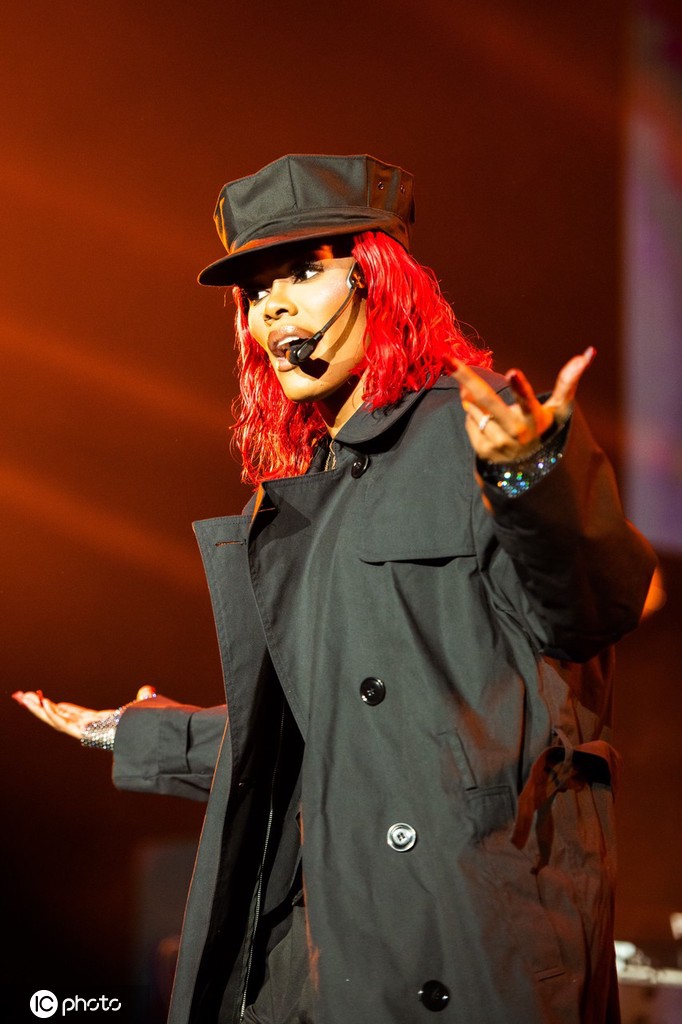 香波特爱妻泰雅娜-泰勒亮相音乐节 嗨歌劲舞热闹非凡