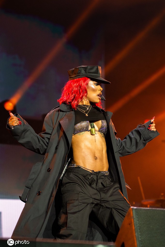 香波特爱妻泰雅娜-泰勒亮相音乐节 嗨歌劲舞热闹非凡