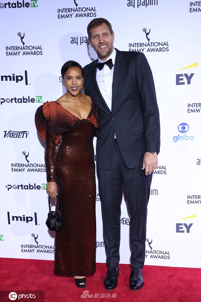诺维茨基携爱妻亮相第73届艾美奖 西装革履英俊帅气