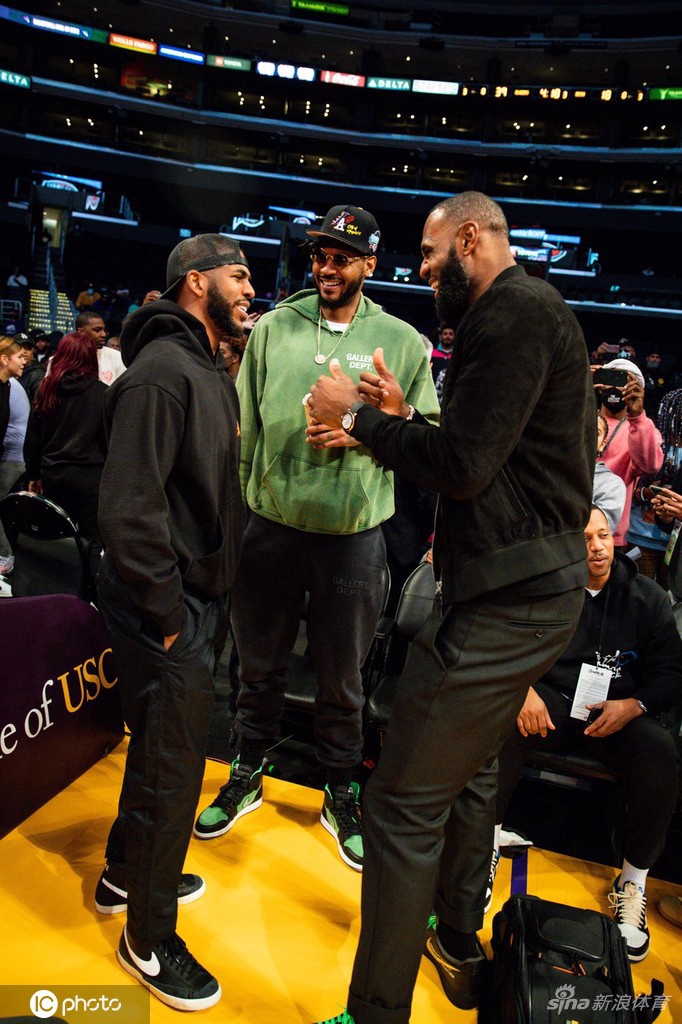 詹姆斯儿子比赛场边大腕云集 甜瓜保罗威少助阵