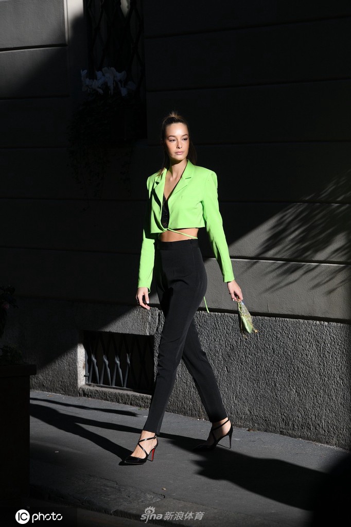 佩莱女友瓦尔加亮相米兰时装周