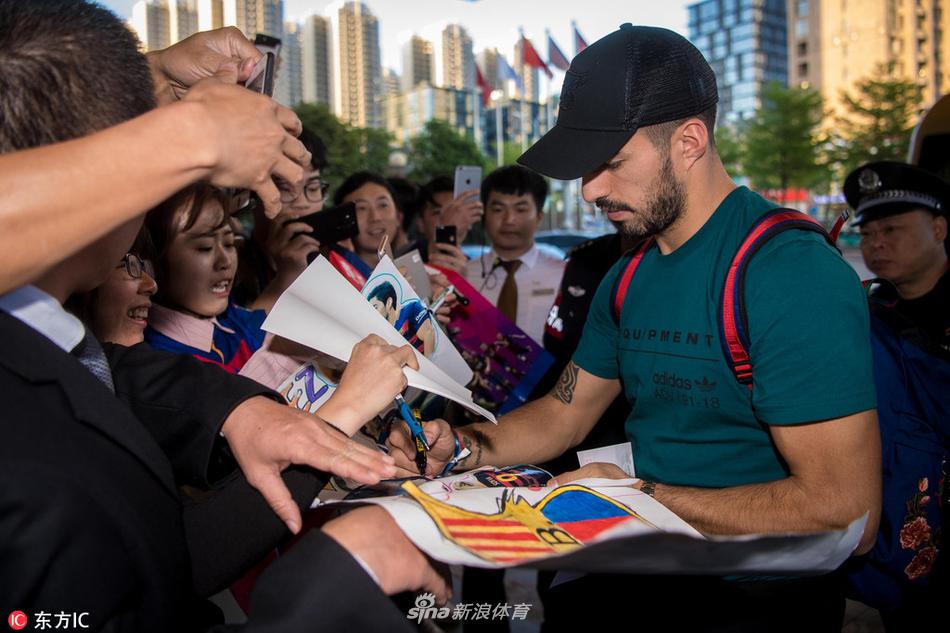 苏亚雷斯率乌拉圭队抵达中国