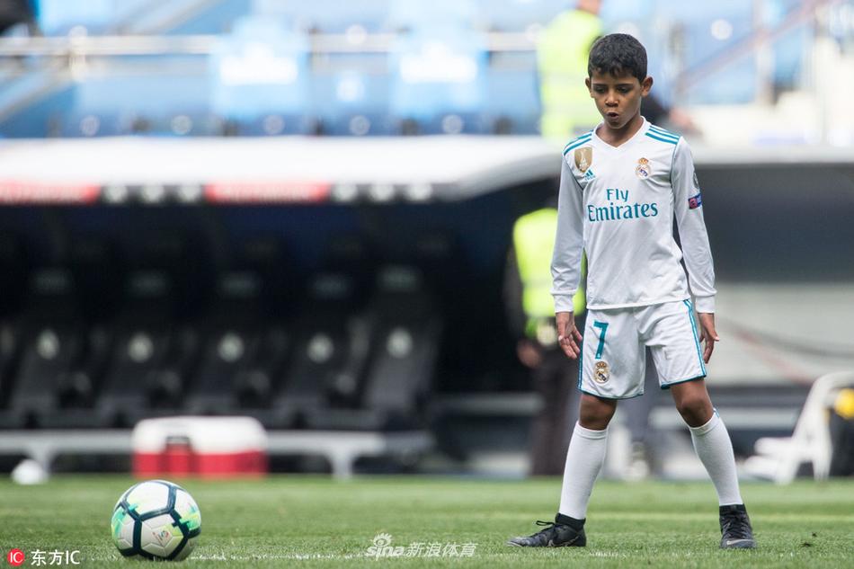 迷你罗小秀脚法模仿C罗倒钩+招牌动作