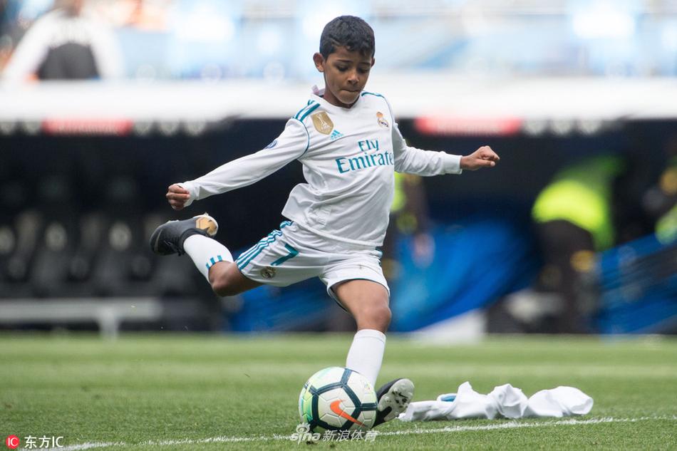 迷你罗小秀脚法模仿C罗倒钩+招牌动作