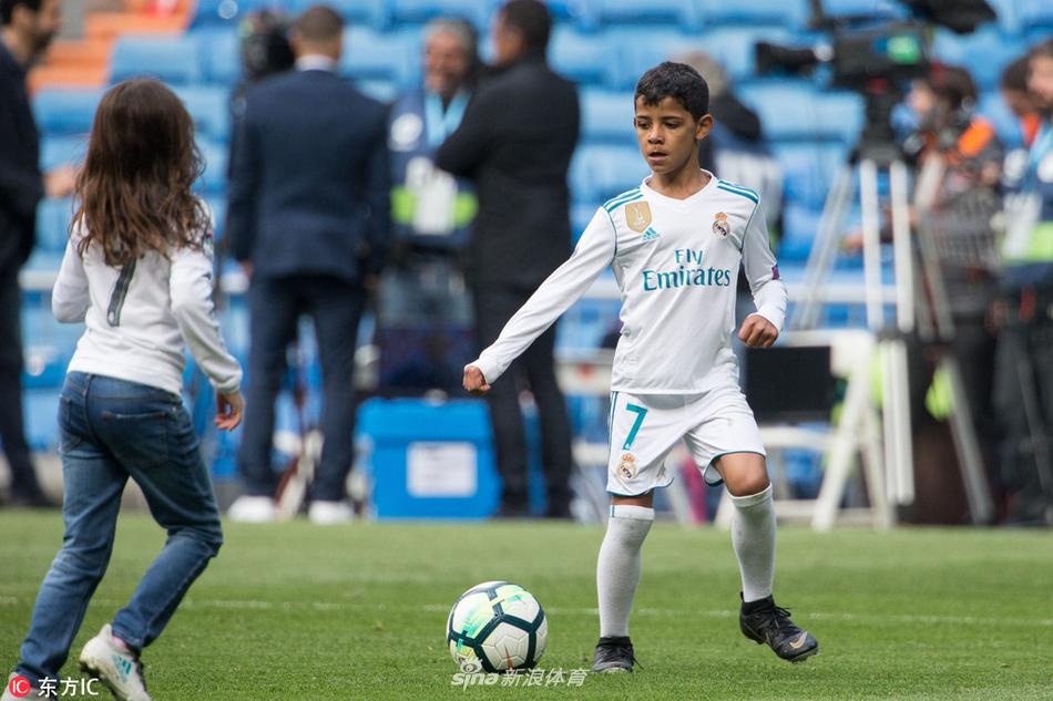 迷你罗小秀脚法模仿C罗倒钩+招牌动作