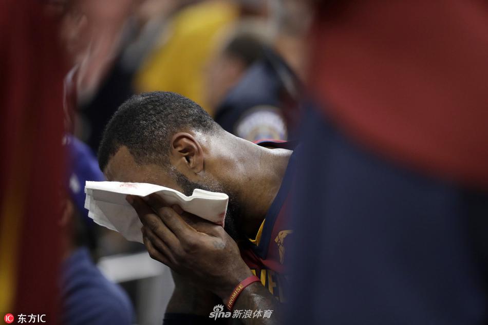 詹姆斯眉骨挂彩