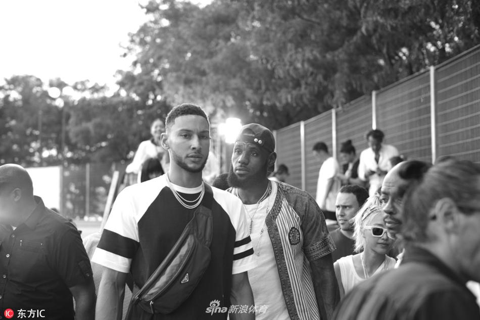 詹姆斯与乐福、西蒙斯亮相纽约时装周