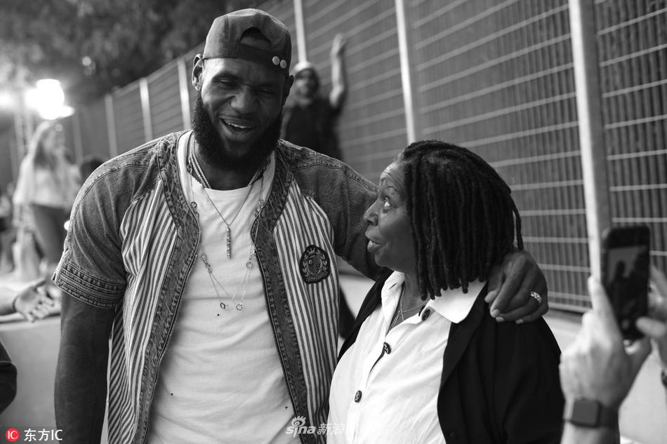 詹姆斯与乐福、西蒙斯亮相纽约时装周